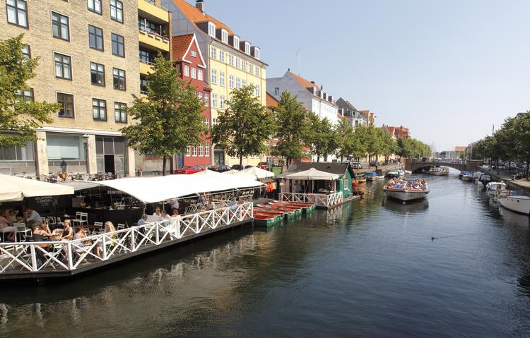 Christianshavn Kanal i solskin. 