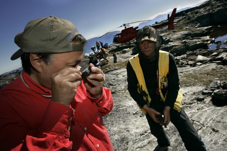 Regnskab. Nunaminerals søger efter guld i Grønland. Her kigges der på mineralprøver på Qussuk, Storeø, i Nuuk Fjorden i 2007. 