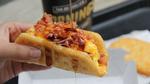 Velbekomme. Fastfood-kæden Taco Bell forsøger at lokke de amerikanske morgenmadskunder ud af McDonald's' favn med en såkaldt tacovaffel, som her serveres med bacon, æg og sirup på toppen 
