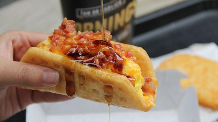 Velbekomme. Fastfood-kæden Taco Bell forsøger at lokke de amerikanske morgenmadskunder ud af McDonald's' favn med en såkaldt tacovaffel, som her serveres med bacon, æg og sirup på toppen 