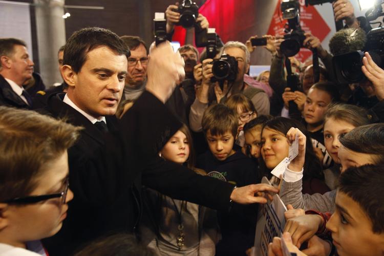 Regeringsskifte. Den nuværende franske indenrigsminister  Manuel Valls bliver ny premierminister, skriver flere nyhedsbureauer. 