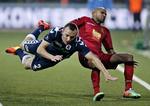 Kunstgræsopgør. Superligafodbold i Farum Park:  AFGs Kasper Povlsen i duel med FC Nordsjællands Joshua John. 