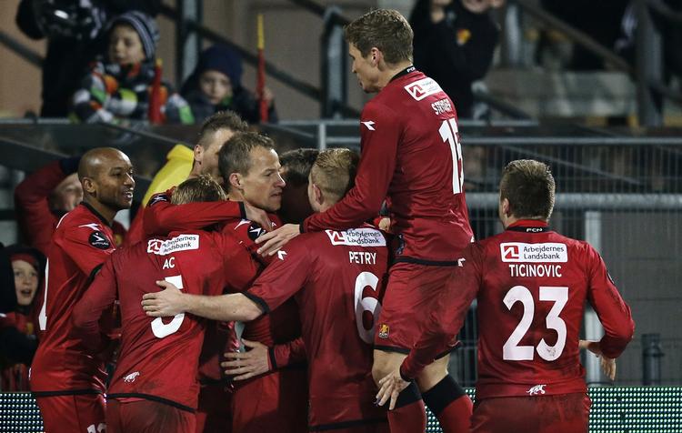 Superliga. FC Nordsjælland jubler efter Nicolai Stokholms mål til 1-0 mod AGF. Stokholm er 38 år og stopper sin karriere til sommer. 