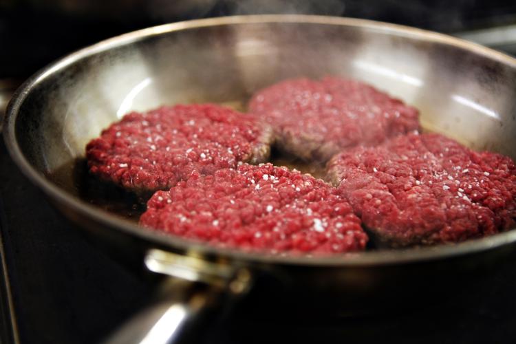 FORBRUG. Danskerne er blandt verdens mest kødspisende folkeslag. Vil vi modvirke klimaforandringerne skal vi skære ned på animalske produkter, råder klimaekspert. 