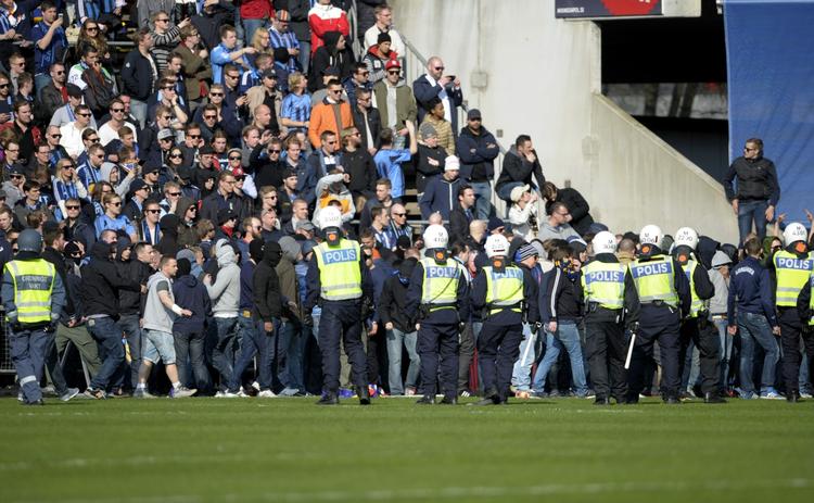 Fodboldvold. Kampen mellem Helsingborgs IF og Djurgarden IF blev udskudt på grund af optøjer. 