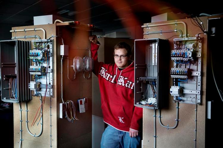 NY START. Mikkel Gøttschelund er blevet pålagt at tage en uddannelse, så nu læser han til elektriker. Det har givet ham et skub i den rigtige retning. »Ellers ville jeg nok søge et ufaglært job«, siger han. 