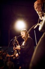 Nærkontakt. Flankeret af sit lille band stod Angel Olsen midt i mellem publikum, da hun søndag aften gav koncert på Vegas Ideal Bar. 