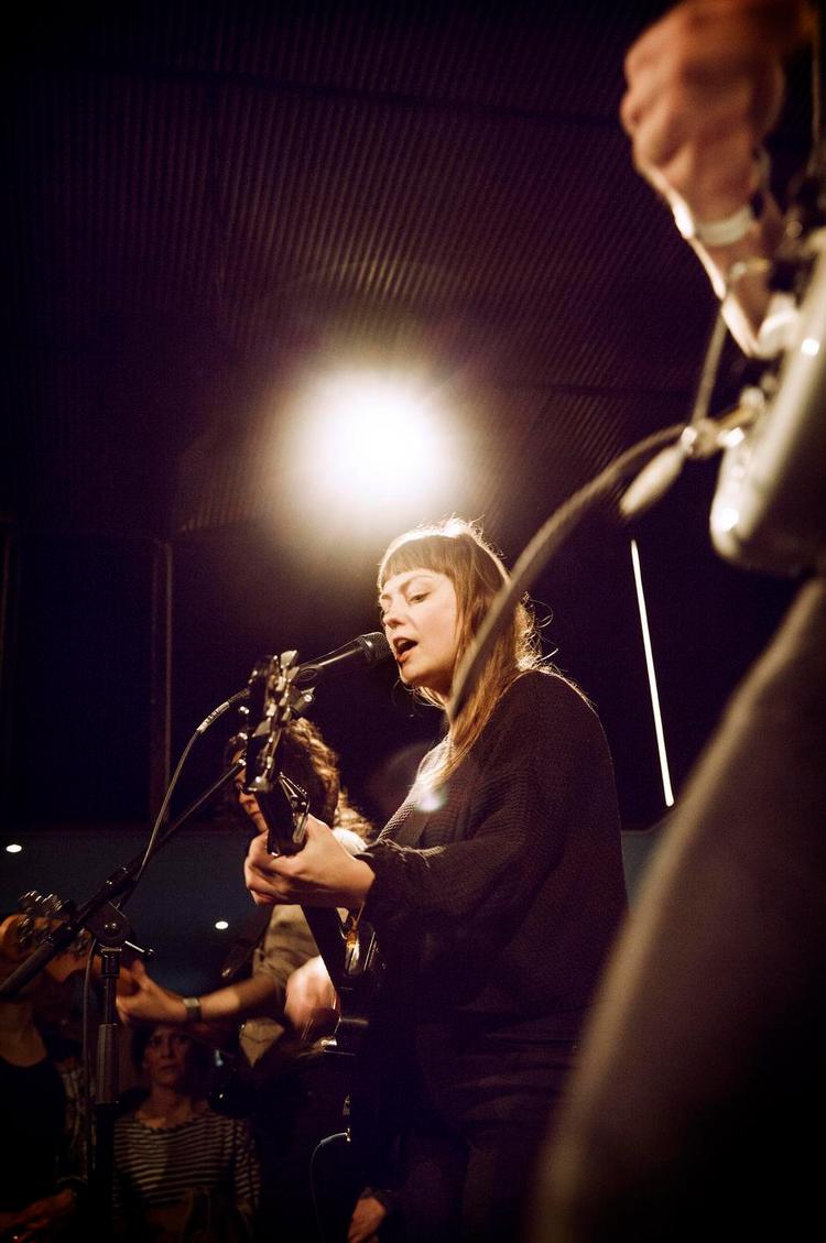 Nærkontakt. Flankeret af sit lille band stod Angel Olsen midt i mellem publikum, da hun søndag aften gav koncert på Vegas Ideal Bar. 