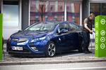 OPLADNING. Ladestanderne er kendte i storbyerne. Nu vil Vejdirektoratet have dem stillet op på rastepladserne langs motorvejene. 