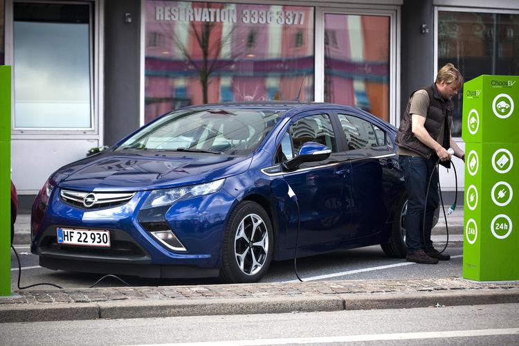 OPLADNING. Ladestanderne er kendte i storbyerne. Nu vil Vejdirektoratet have dem stillet op på rastepladserne langs motorvejene. 