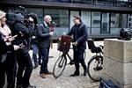 FORHANDLINGSCYKLERI. Selvom regeringen i går åbnede op for at lave børnechecken om til en fradragsmodel, skal Folketinget på torsdag behandle et beslutningsforslag, der vil pålægge regeringen at følge gældende regler. 