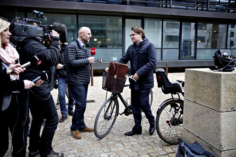 FORHANDLINGSCYKLERI. Selvom regeringen i går åbnede op for at lave børnechecken om til en fradragsmodel, skal Folketinget på torsdag behandle et beslutningsforslag, der vil pålægge regeringen at følge gældende regler. 