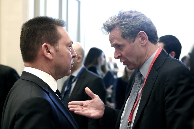 værsgo. Grækenlands Yannis Stournaras lytter til Poul Thomsen fra IMF, som er blandt sponsorerne, som kommer med milliarder til grækerne. 
