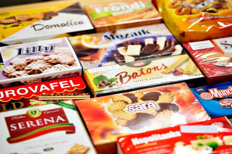 forbudt. Selvom de kemisk fabrikerede fedtstoffer er på vej ud i glemslen i de vestlige lande, må for eksempel østeuropæerne og indvandrere i Danmark stadig døjes med transfedt i deres vafler og kager. 