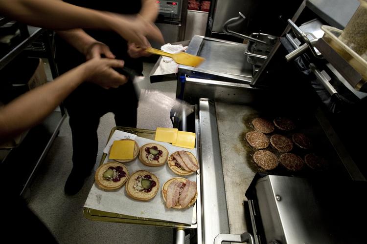 Tilfredshed. Der er masser af grunde til at gå efter det grå guld. Ældre ansatte giver f.eks. mere tilfredse kunder, viser ny undersøgelse foretaget for McDonald's. 