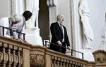 Spørgetime. En syngende tilskuer afbryder debatten i folkeingssalen. 