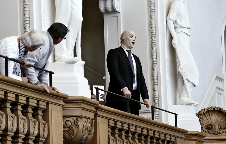 Spørgetime. En syngende tilskuer afbryder debatten i folkeingssalen. 