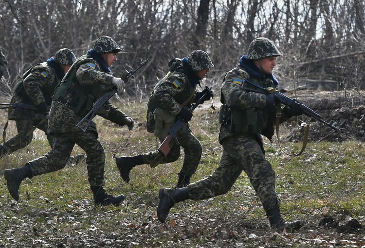 TRÆNING. Ukrainske grænsesoldater træner ved en kaserne i Aleksejevka i den østlige del af landet. 