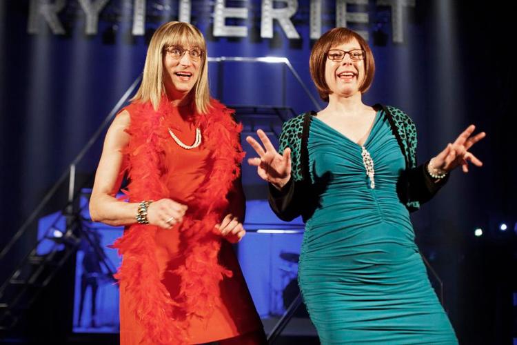 Dullerne kommer. Rasmus Botoft og Martin Buch Else og Tulle er ude med fjamsen i herlig, pinagtig, fjantefrueform. 