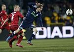 Nærkamp. AGF blev besejret mandag aften, da FCN og Lasse Petry (tv) var på hjemmebane i Farum. 