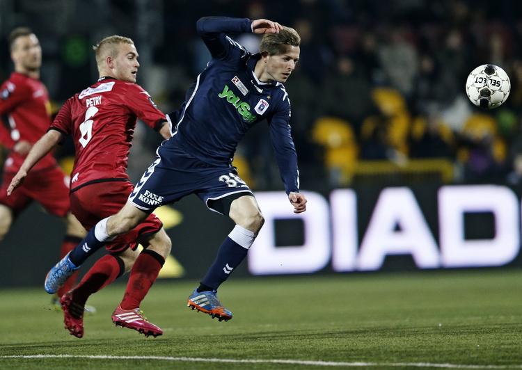 Nærkamp. AGF blev besejret mandag aften, da FCN og Lasse Petry (tv) var på hjemmebane i Farum. 
