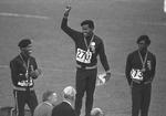 pantere. Lee Evans (midt) og hans to landsmænd på sejrsskamlen ved OL i Mexico i 1968 giver 'Black Power'-hilsenen. 