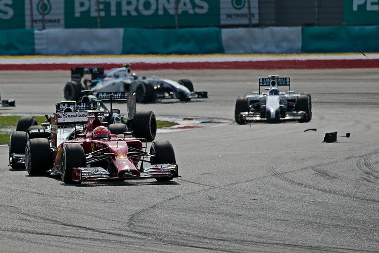 Uheld. Kevin Magnussen - der anes i den grå racer - ramte Kimi Raikkionen (i den røde). 