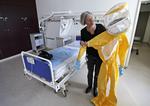 Forberedt. Danske hospitaler, som her Hvidovre Hospital, har stuer, der kan isoleres til brug for patienter med meget smitsomme sygdomme. Som for eksempel ebola, der dog endnu ikke er konstateret uden for Vestafrika. Personalet har beskyttelsesdragter klar. Foto: JENS DRESLING (Arkiv) 