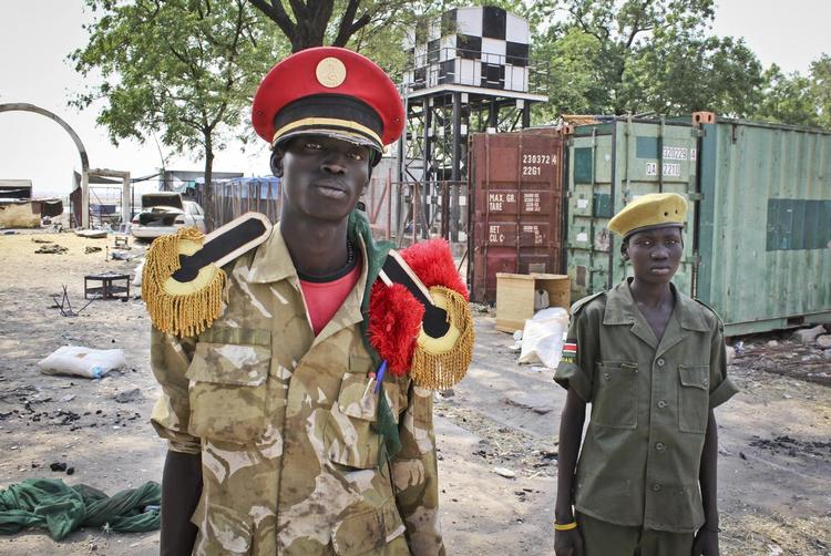Billedet er taget 26. februar. Oppositionssoldater står i ruinerne fra et hospital i den sydsudanske by Malakal, som de erobrede en uge tidligere i et blodigt angreb. 