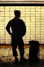 Krigszone. Phil Klay tager den fjerne krig og skriver den ind i hovedet på vores samtid, hverken for eller imod, men som den er. Og det lykkes ham i novellerne at forbinde den nye, abstrakte krig med gamle begreber om skyld, ansvar, skam, ære, angst og indsigt. 