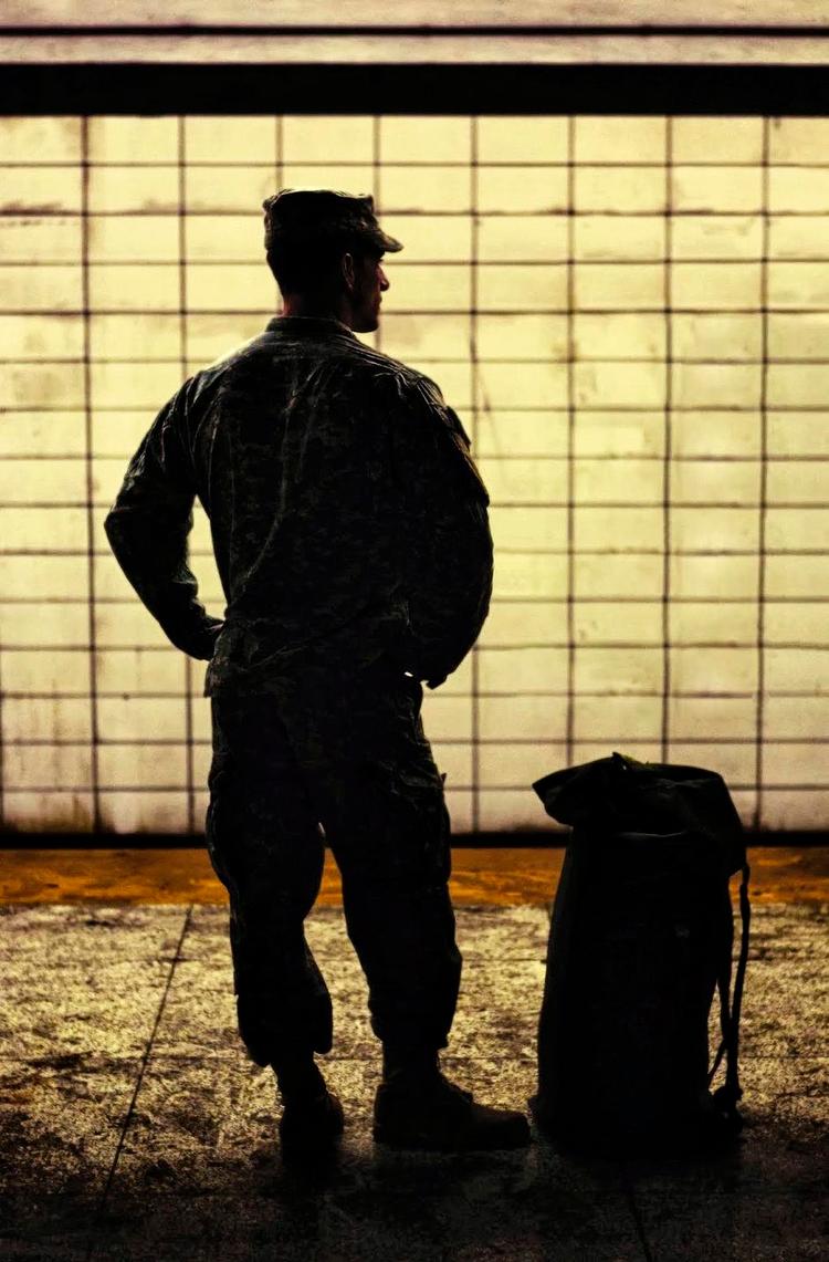 Krigszone. Phil Klay tager den fjerne krig og skriver den ind i hovedet på vores samtid, hverken for eller imod, men som den er. Og det lykkes ham i novellerne at forbinde den nye, abstrakte krig med gamle begreber om skyld, ansvar, skam, ære, angst og indsigt. 