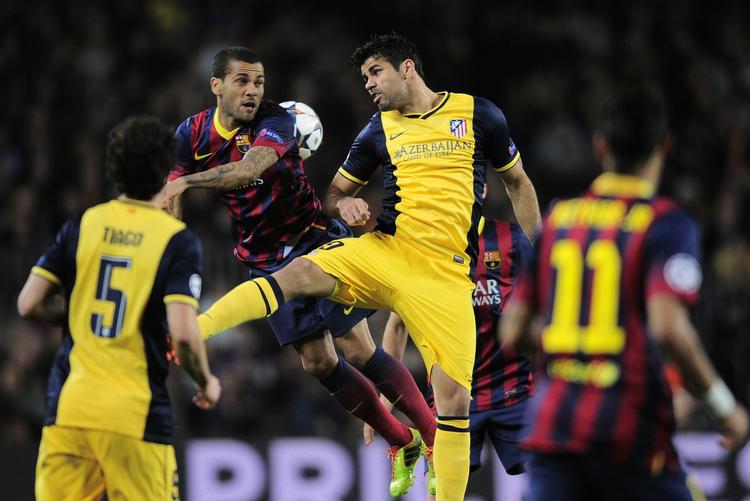 0-0. Atletico Madrids mest betydningsfulde spiller, Diego Costa (midt i gult) måtte humpe fra banen med en fiberskade i kampen mod Barcelona. 