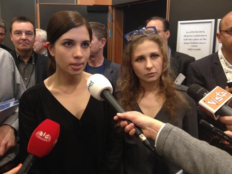 Punkdiplomati. De russiske aktivieter, Nadesja Tolokonnikova og Maria Ajokhina, var i dag i Bruxelles for at tale om EU's sanktioner mod styret i Rusland. 