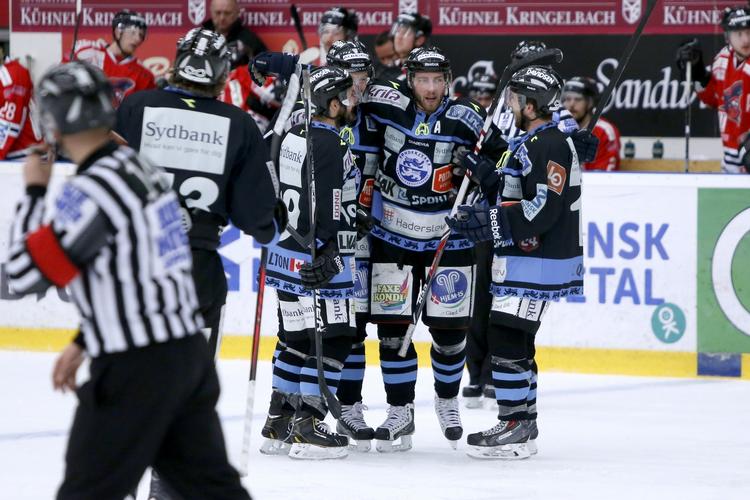 DM-finale. SønderjyskE-spillerne jubler over finalepladsen mod Herning. 