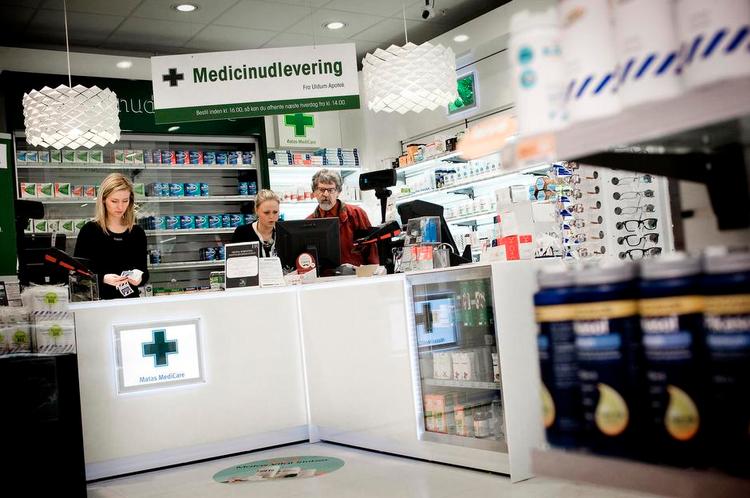 protest. I protest mod apotekernes monopol har Matas indrettet miniapoteker i 50 butikker, hvor kunderne kan bestille receptpligtige lægemidler fra Uldum Apotek. Nu vil Coop og Dansk Supermarked også ind i branchen. 
