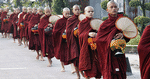 Procession. Buddhistiske munke er en del af Yangons charmerende gadebillede. 