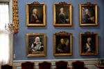 historie. Væggene i Kuppelsalen er udsmykket med omkring 50 malede portrætter af rektorer og professorer fra de første årtier af akademiets historie. 