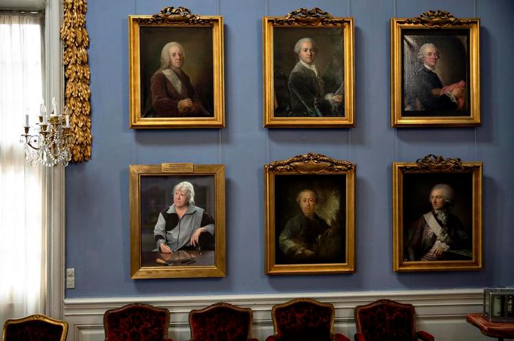 historie. Væggene i Kuppelsalen er udsmykket med omkring 50 malede portrætter af rektorer og professorer fra de første årtier af akademiets historie. 