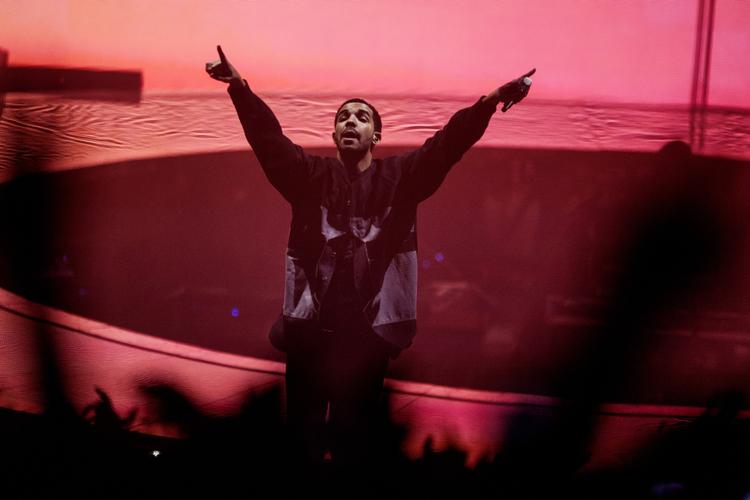 Hovednavn. Med en aktuel stjerne som Drake (billedet) melder Roskilde Festivalen sig igen ind i nutiden, mener Politikens musikredaktør. 