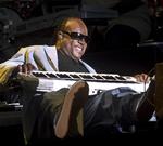 Sommervisit. Stevie Wonder nøjes ikke at spille i Roskilde, når han gæster Norden til sommer. Også  Kongsberg Jazz Festival i Norge og  Helsinki Classic Festival får besøg af den 63-årige amerikaner. 