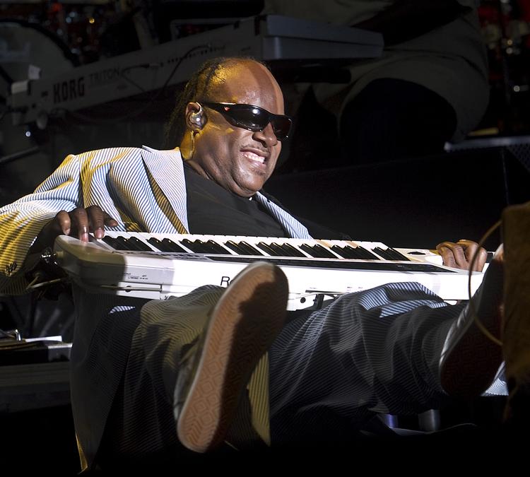 Sommervisit. Stevie Wonder nøjes ikke at spille i Roskilde, når han gæster Norden til sommer. Også  Kongsberg Jazz Festival i Norge og  Helsinki Classic Festival får besøg af den 63-årige amerikaner. 