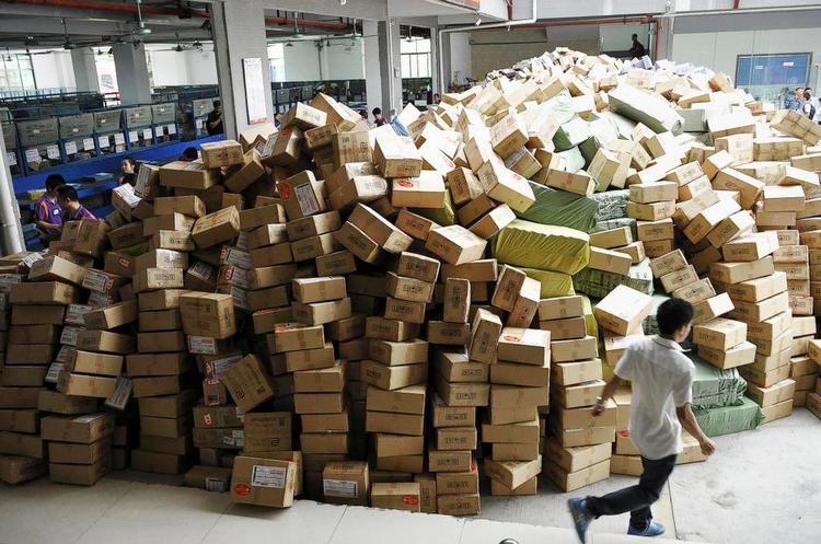 Virtuelt. Lagerarbejderne har fået travlt i Kina, hvor shopping på nettet boomer. Foto: Xinhua/Polaris 