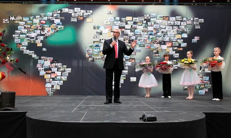 Vartegn. I dag, på H.C. Andersens fødselsdag, kunne Odenses borgmester Anker Boye afsløre vinderne af en stor idekonkurrence om et nyt eventyrhus i forbindelse med digterens fødehjem. 