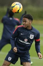 kopi. Englands Raheem Sterling træner før kampen mod Danmark i marts. En ny landsholdstrøje fra Nike er ikke blevet modtaget med kyshånd af fans, der frinder den alt for dyr. 