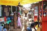 Bunden. Hovedbærerne på markedet i Ghanas hovedstad Accra står på samfundets bund. De sover på gaden, hvor de bliver udsat for røveri, voldtægt og mishandling. 
