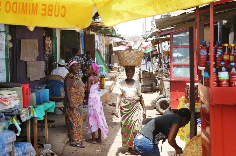 Bunden. Hovedbærerne på markedet i Ghanas hovedstad Accra står på samfundets bund. De sover på gaden, hvor de bliver udsat for røveri, voldtægt og mishandling. 