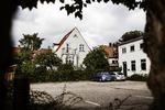 Langt de fleste boligejere kan stadig tjene hele og halve millioner på at sælge deres bolig, og beregninger viser, at der ligger 100 milliarder årligt og venter. Friværdierne er - trods seks års krise - enorme, og hvorfor ikke beskatte dem? 