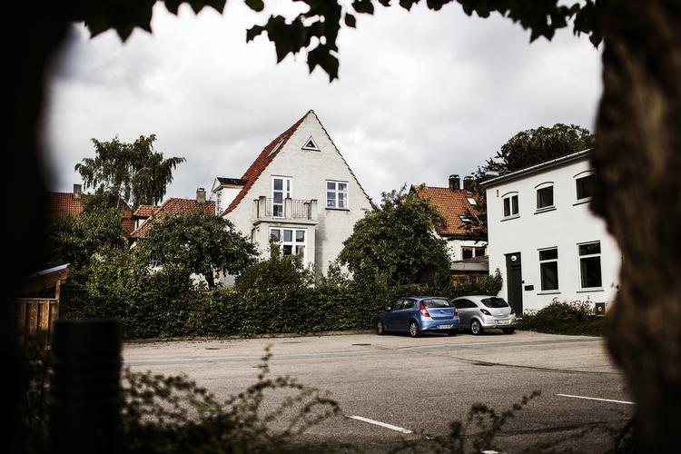 Langt de fleste boligejere kan stadig tjene hele og halve millioner på at sælge deres bolig, og beregninger viser, at der ligger 100 milliarder årligt og venter. Friværdierne er - trods seks års krise - enorme, og hvorfor ikke beskatte dem? 