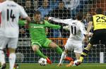 1-0. Med en 'lang tå' får Gareth Bale prikket bolden forbi Roman Weidenfeller til 1-0 for Real Madrid. 