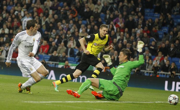 1-0. Efter tre minutter fik Gareth Bale scoret ved at prikke bolden under Roman Weidenfeller. 